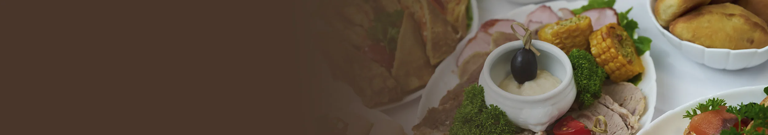 Разнообразные блюда: паста, мясо и салаты